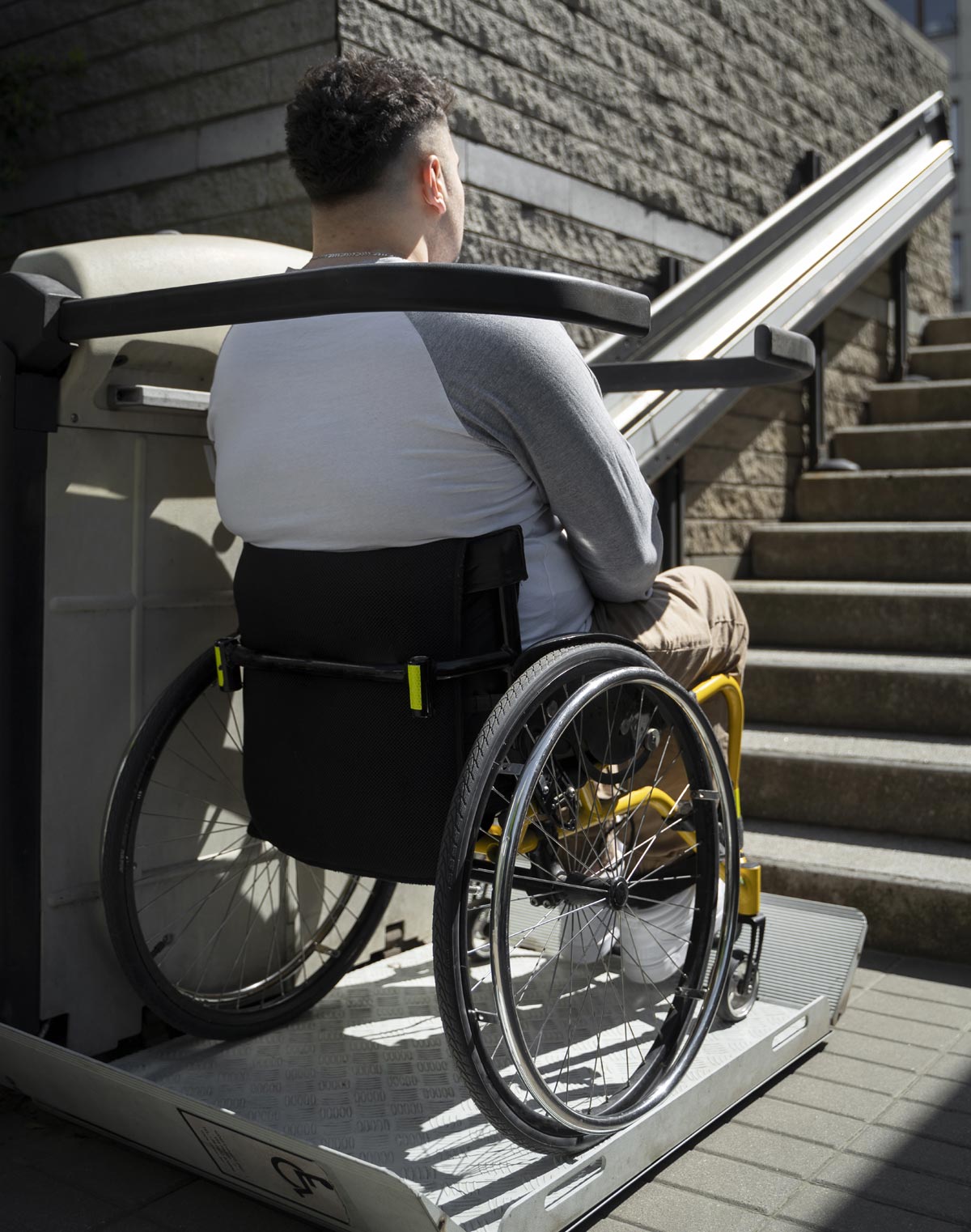 Monte-escalier avec plateforme