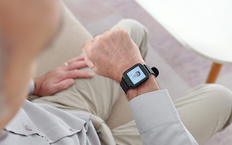 Montre connecté avec abonnement à un service de téléassistance
