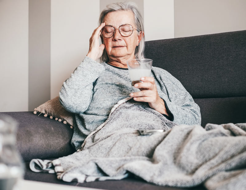Dame âgée gère un coup de fatigue.