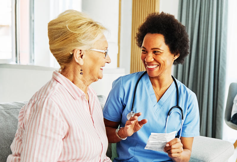 Personne âgée et son infirmière à domicile.