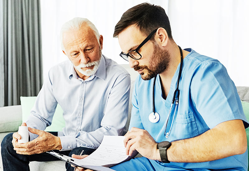Lecture des conditions de remboursement avec le personnel de santé.
