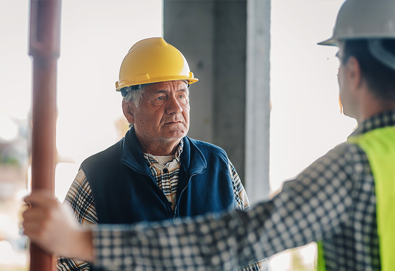 Employé senior sur un chantier.