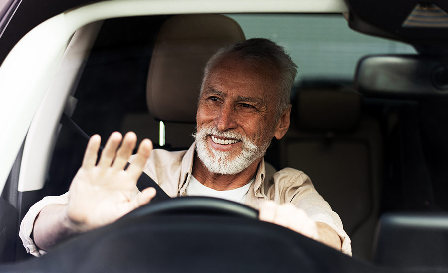 Personne âgée au volant de son véhicule.