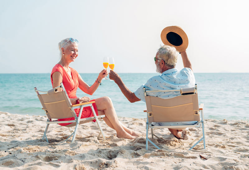Seniors profitent de la plage en vacances.