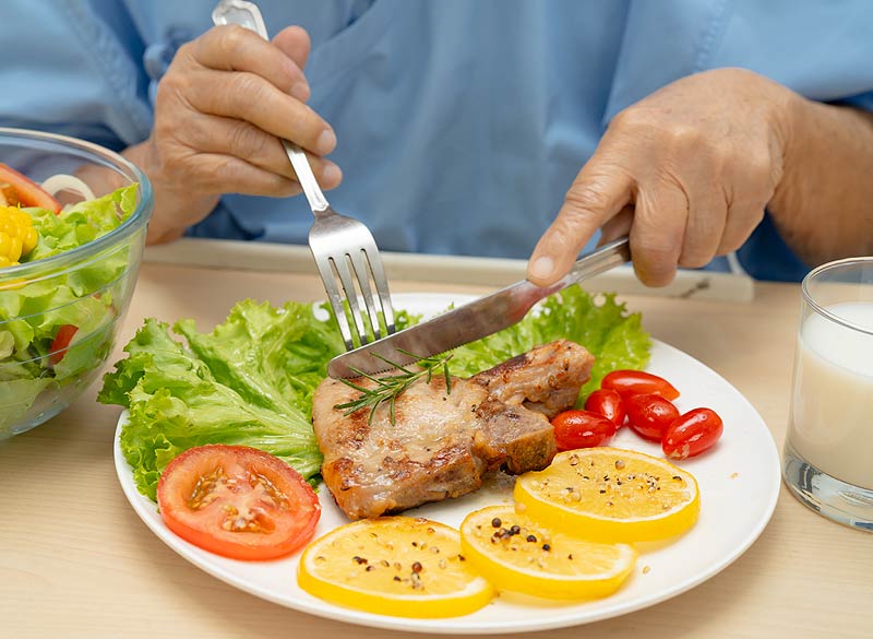 Personne âgée prend son repas.