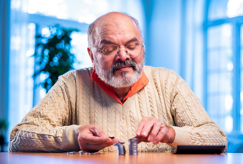 Senior compte son argent.