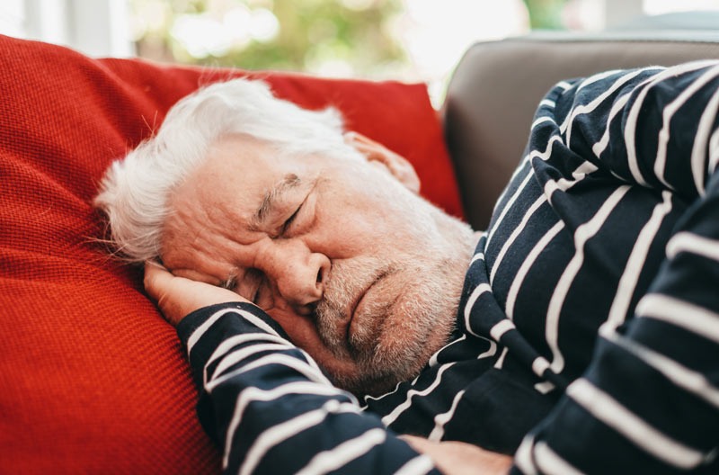 Personne âgée en train de dormir.