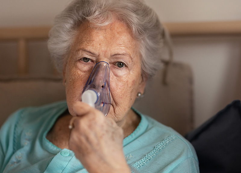 Personne âgée sous assistance d'oxygène.