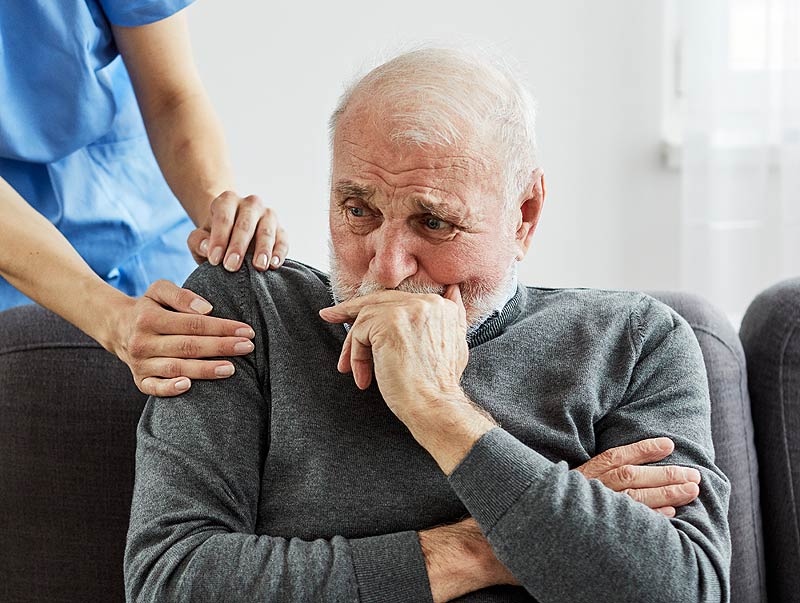 Homme âgé assisté dans sa détresse.
