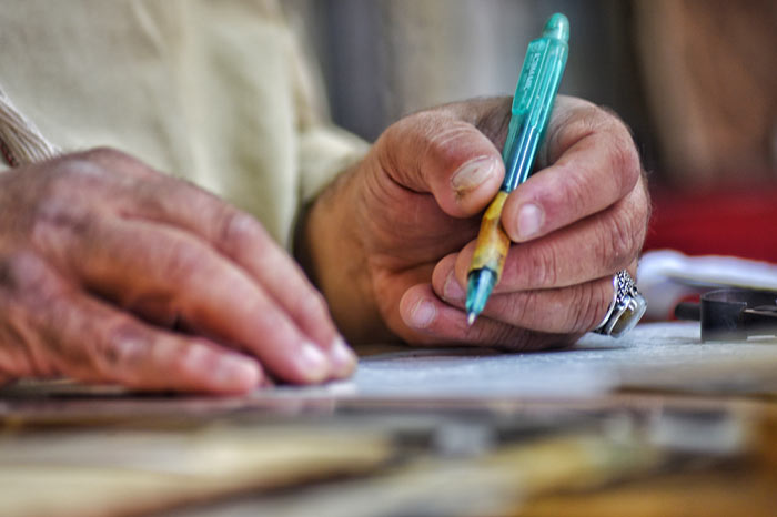 Senior travaille sa mémoire avec des mots fléchés.