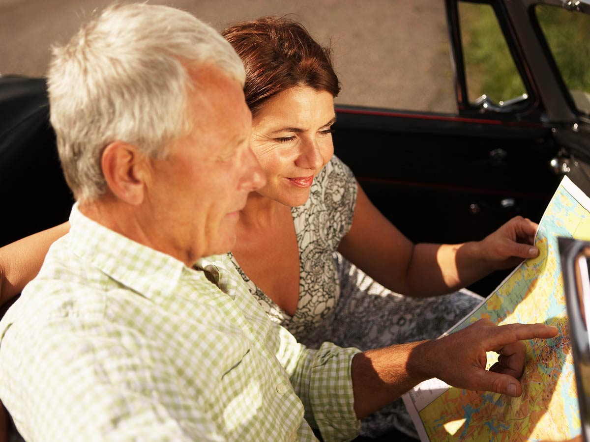 Couple de personnes âgées au volant.